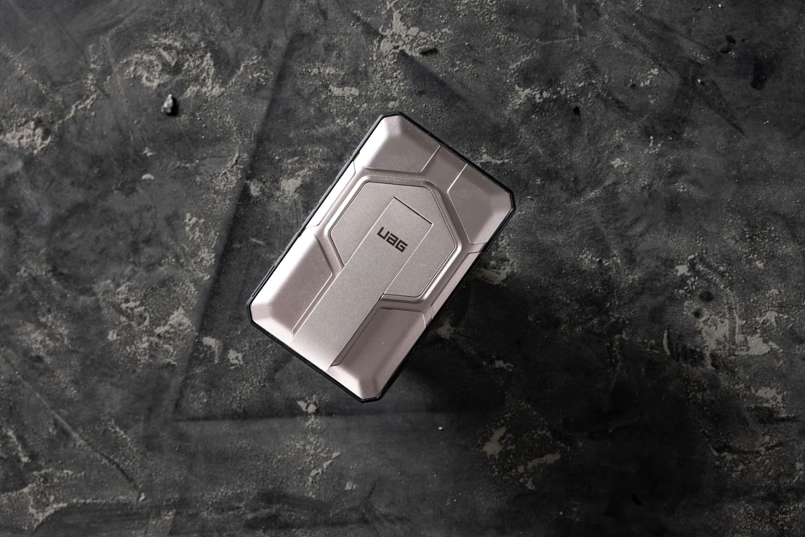 UAG Rugged 10 000 mAh Powerbank Black/Titanium