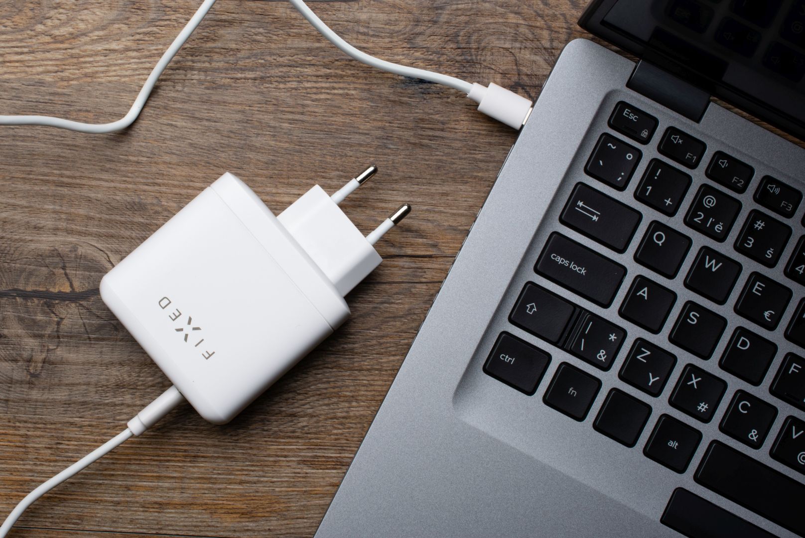 FIXED Hálózati töltő USB-C-vel és 2xUSB kimenettel 60W, fehér