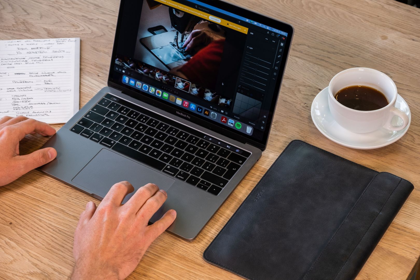 FIXED Oxford bőrtok Apple MacBook Pro-hoz (2019 és újabb modellekhez) 16