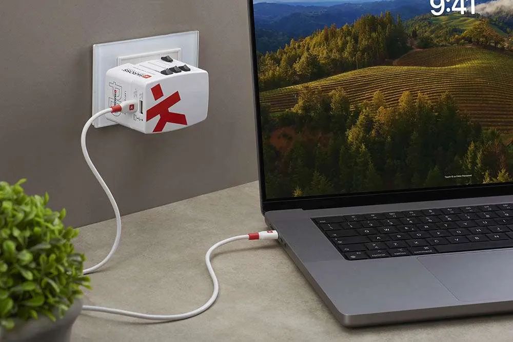 SKROSS Világutazóknak földelt Adapter White