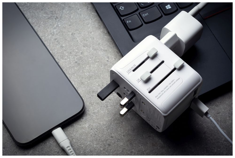 FIXED Utazóadapter EU, UK és USA/AUS számára, 1xUSB-C és 2xUSB kimenettel, GaN PD 30W, fehér