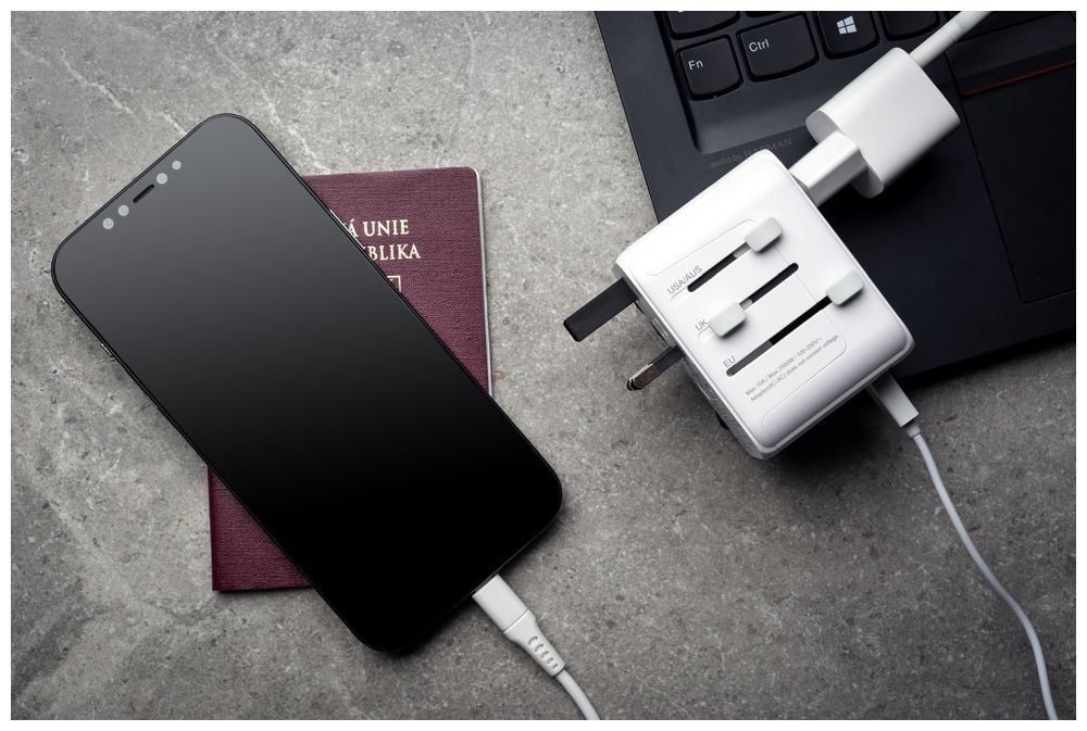 FIXED Utazóadapter EU, UK és USA/AUS számára, 1xUSB-C és 2xUSB kimenettel, GaN PD 30W, fehér