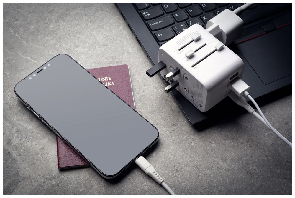 FIXED Utazóadapter EU, UK és USA/AUS számára 3xUSB-C és 2xUSB kimenettel, GaN PD 65W, fehér
