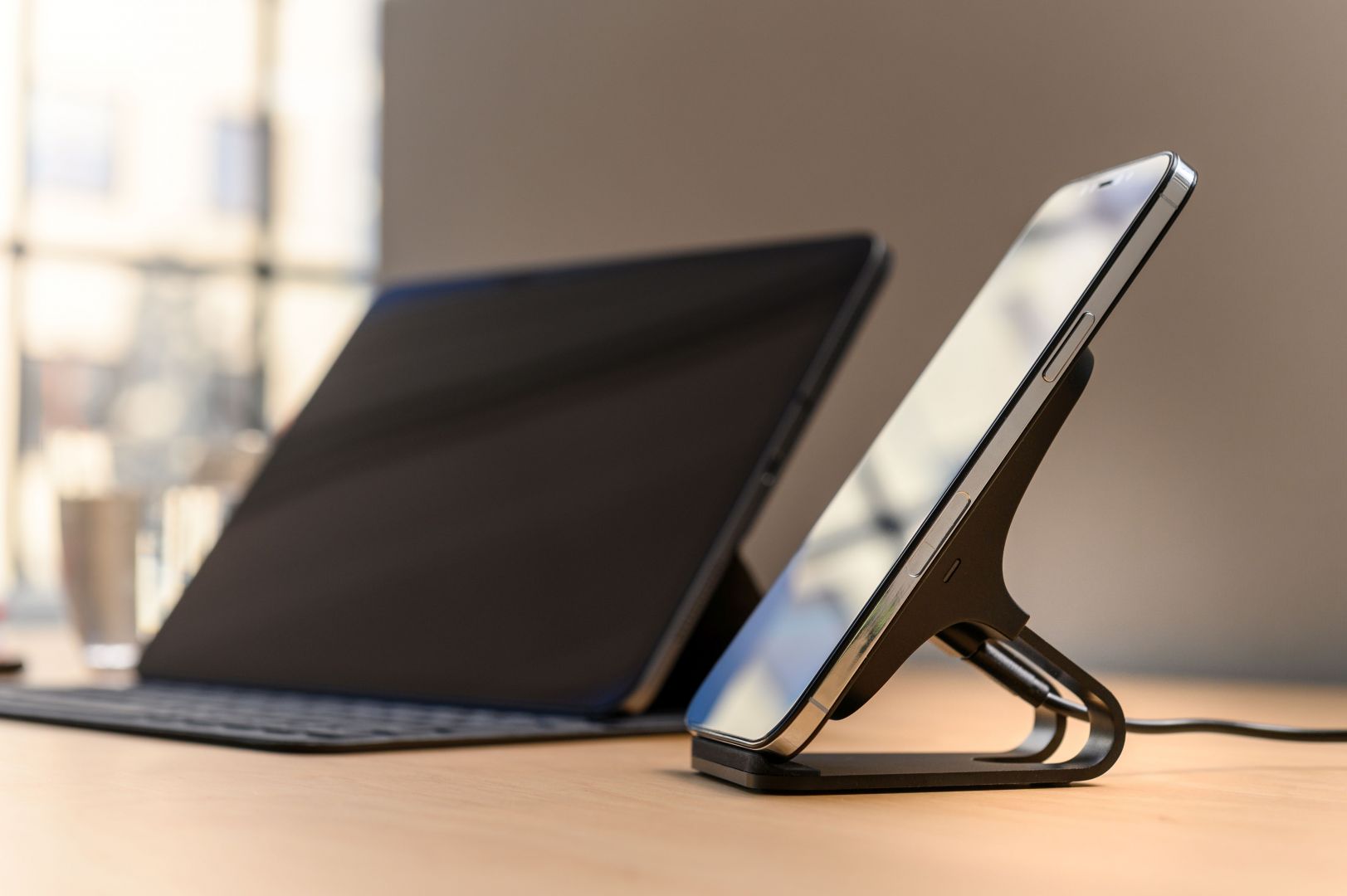 FIXED vezeték nélküli töltő állvány, 15W, fekete