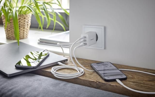 Intenso W65ACC GaN Power Adapter White