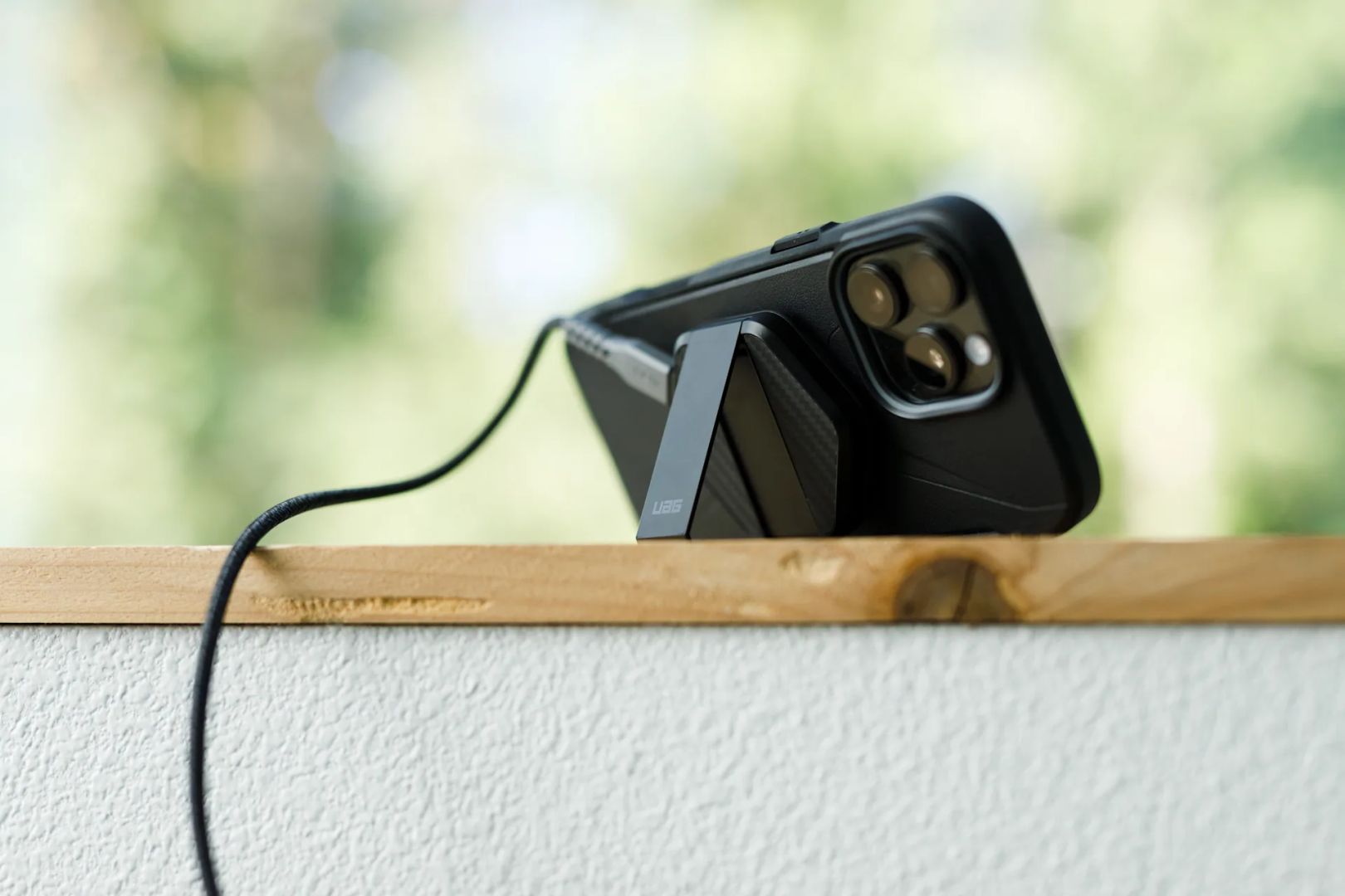 UAG Wireless Charging pad with kick stand Black/Carbon fiber