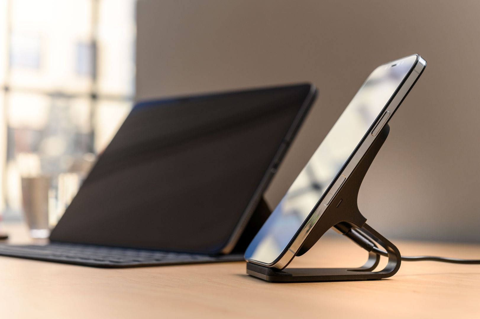 FIXED Frame vezeték nélküli állvány gyors vezeték nélküli töltéssel 15W, fekete