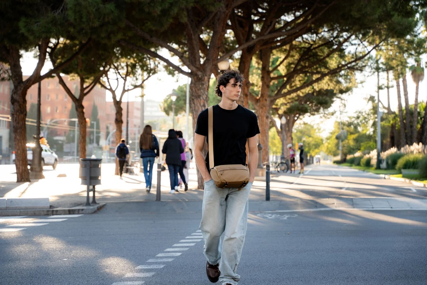 Vanguard VEO Metro 4-Liter Camera and Everyday Shoulder Bag Beige