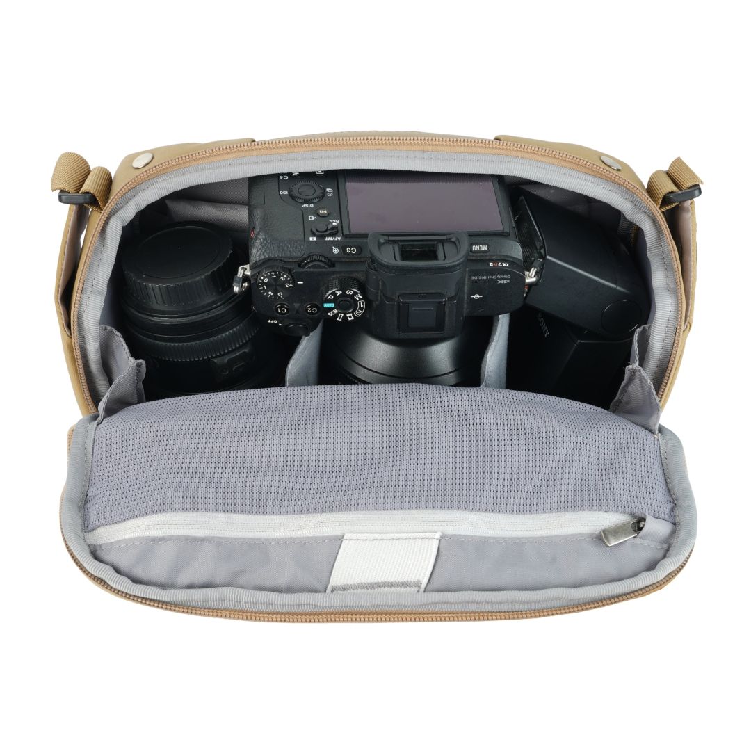 Vanguard VEO Metro 4-Liter Camera and Everyday Shoulder Bag Beige