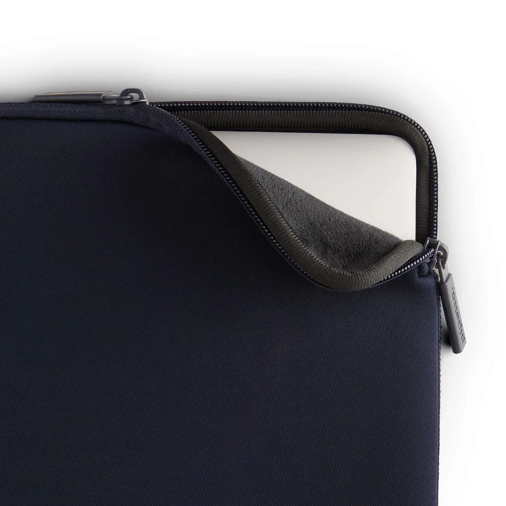 Pipetto Classic Fit Sleeve bag for MacBook 13/14 Dark Blue