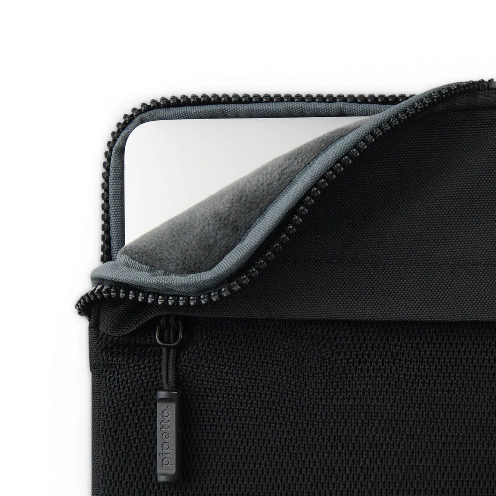 Pipetto Expand Sleeve bag for MacBook Pro 14/Air 13.6 Black