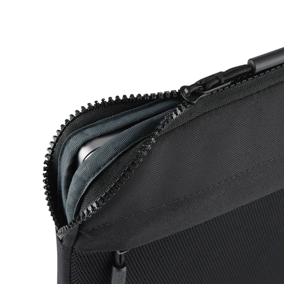 Pipetto Expand Sleeve bag for MacBook Pro 14/Air 13.6 Black