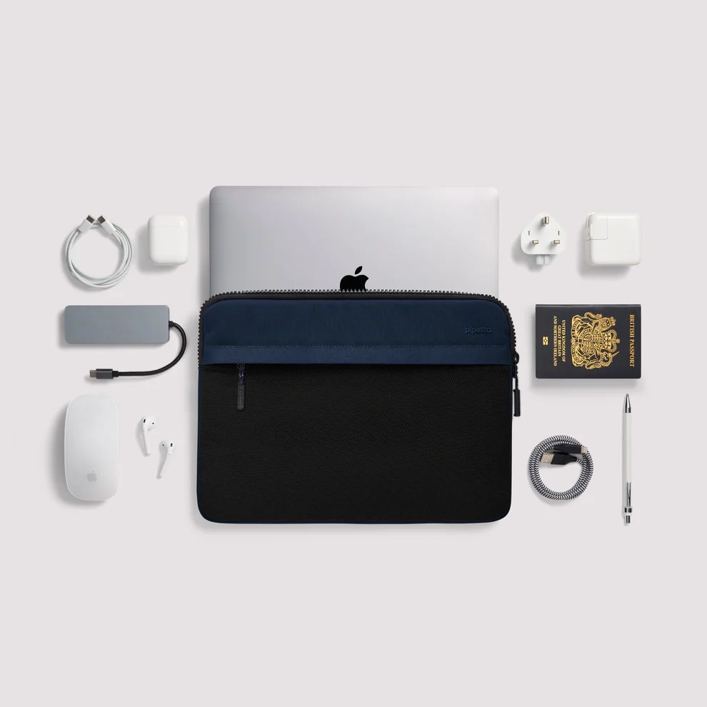 Pipetto Expand Sleeve bag for MacBook Pro 14/Air 13.6 Dark Blue