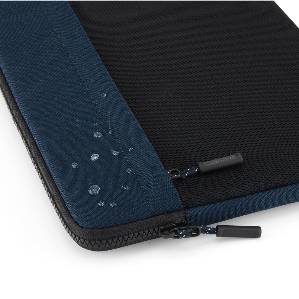 Pipetto Expand Sleeve bag for MacBook Pro 14/Air 13.6 Dark Blue