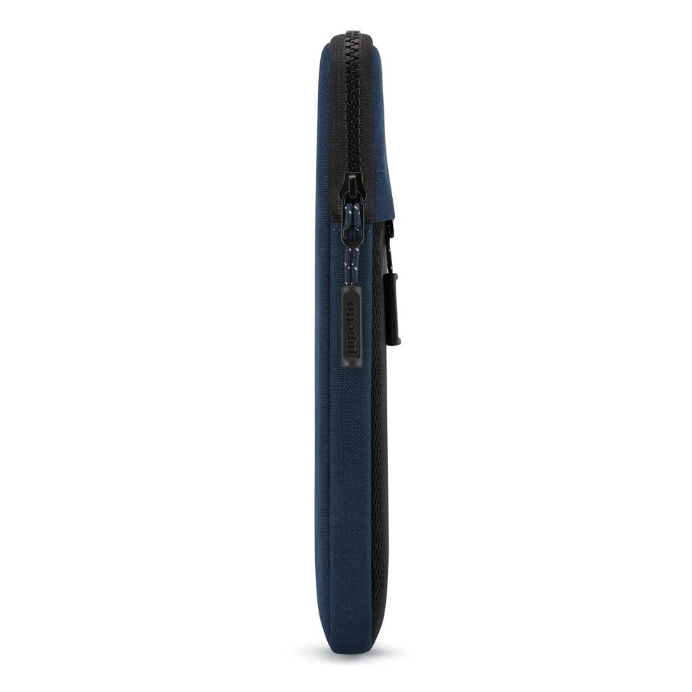 Pipetto Expand Sleeve bag for MacBook Pro 14/Air 13.6 Dark Blue