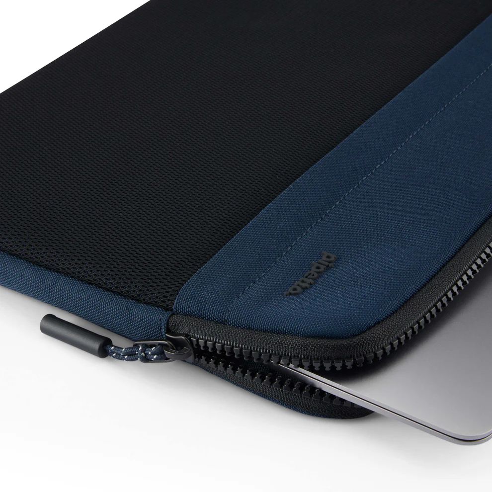 Pipetto Expand Sleeve bag for MacBook Pro 14/Air 13.6 Dark Blue