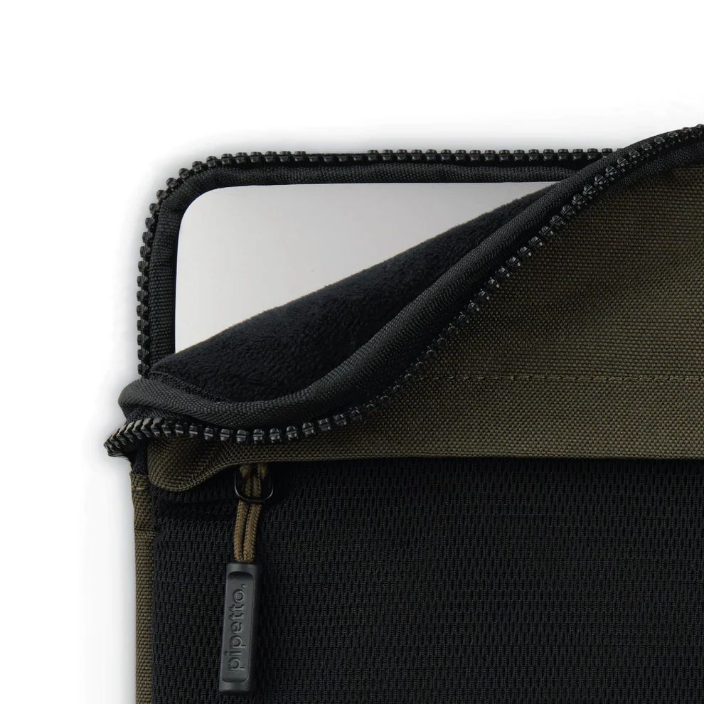 Pipetto Expand Sleeve bag for MacBook Pro 14/Air 13.6 Dark Green