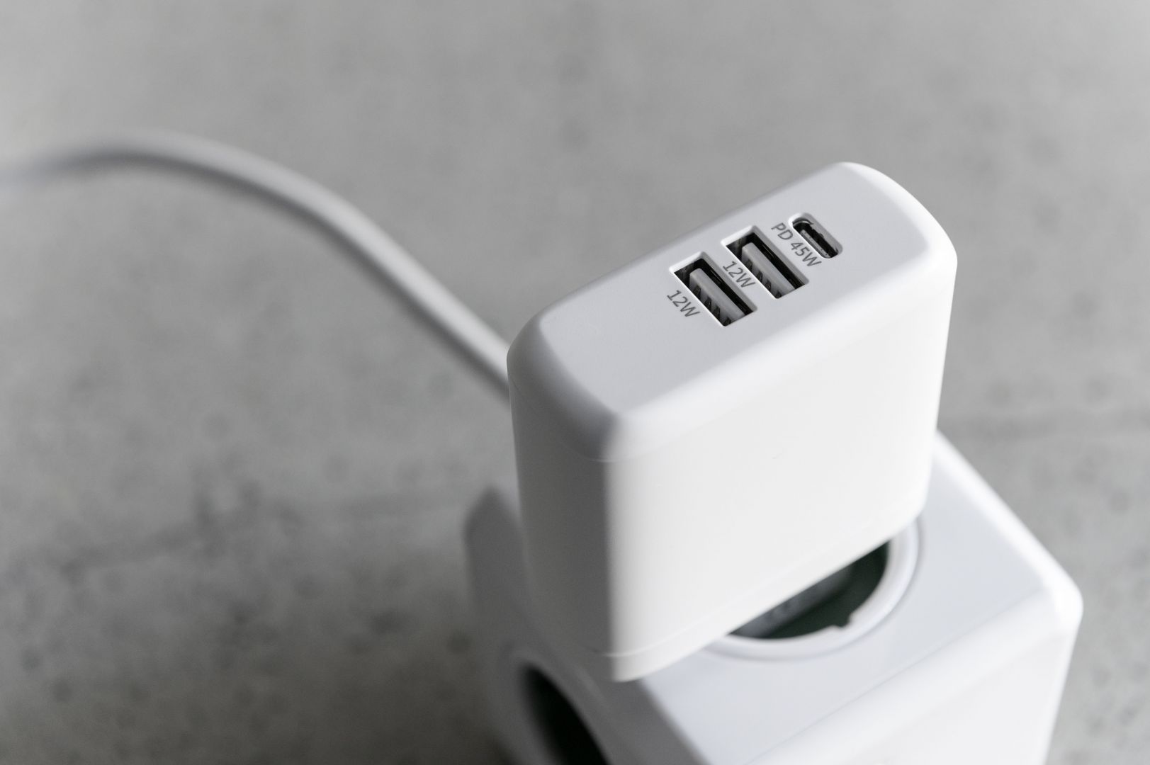 FIXED Hálózati USB töltő szett USB-C és 2xUSB kimenet, USB-C/USB-C kábel 1 méter, PD támogatás 45W, fehérr