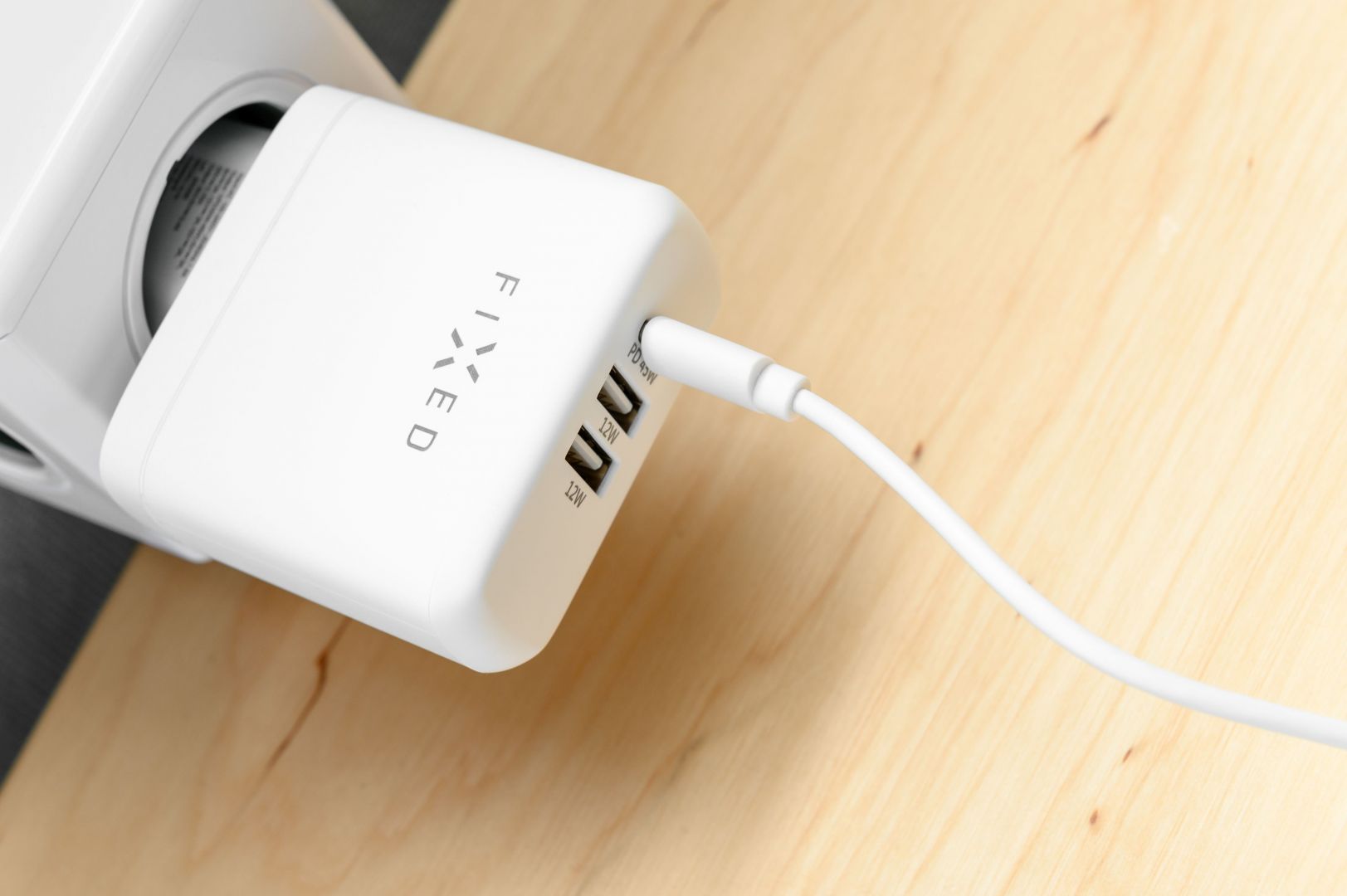 FIXED Hálózati USB töltő szett USB-C és 2xUSB kimenet, USB-C/USB-C kábel 1 méter, PD támogatás 45W, fehérr