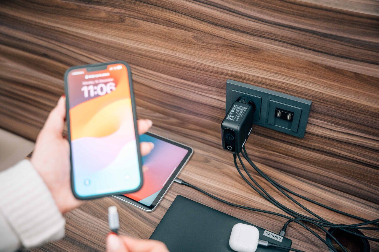 Verbatim Mini GaN Charger with Display 140W 4-Port Black