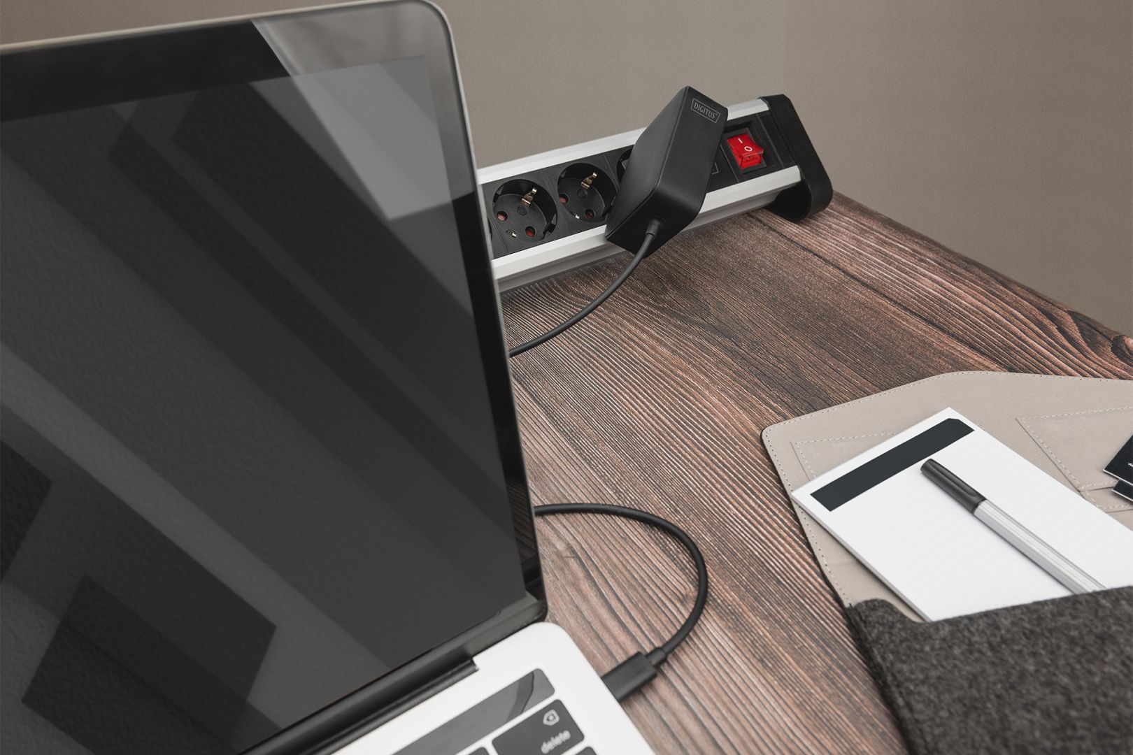 Digitus DA-10072 5-20V / 5A 100W Type-C univerzális hálózati notebook töltő