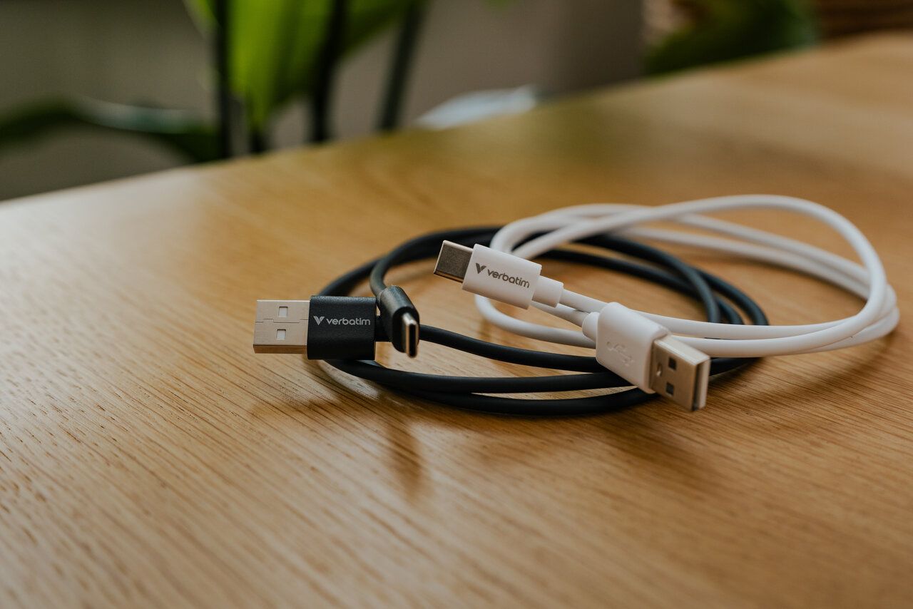 Verbatim Essentials Sync & Charge USB-A to USB-C 18W cables 1m 2/pack Black/White