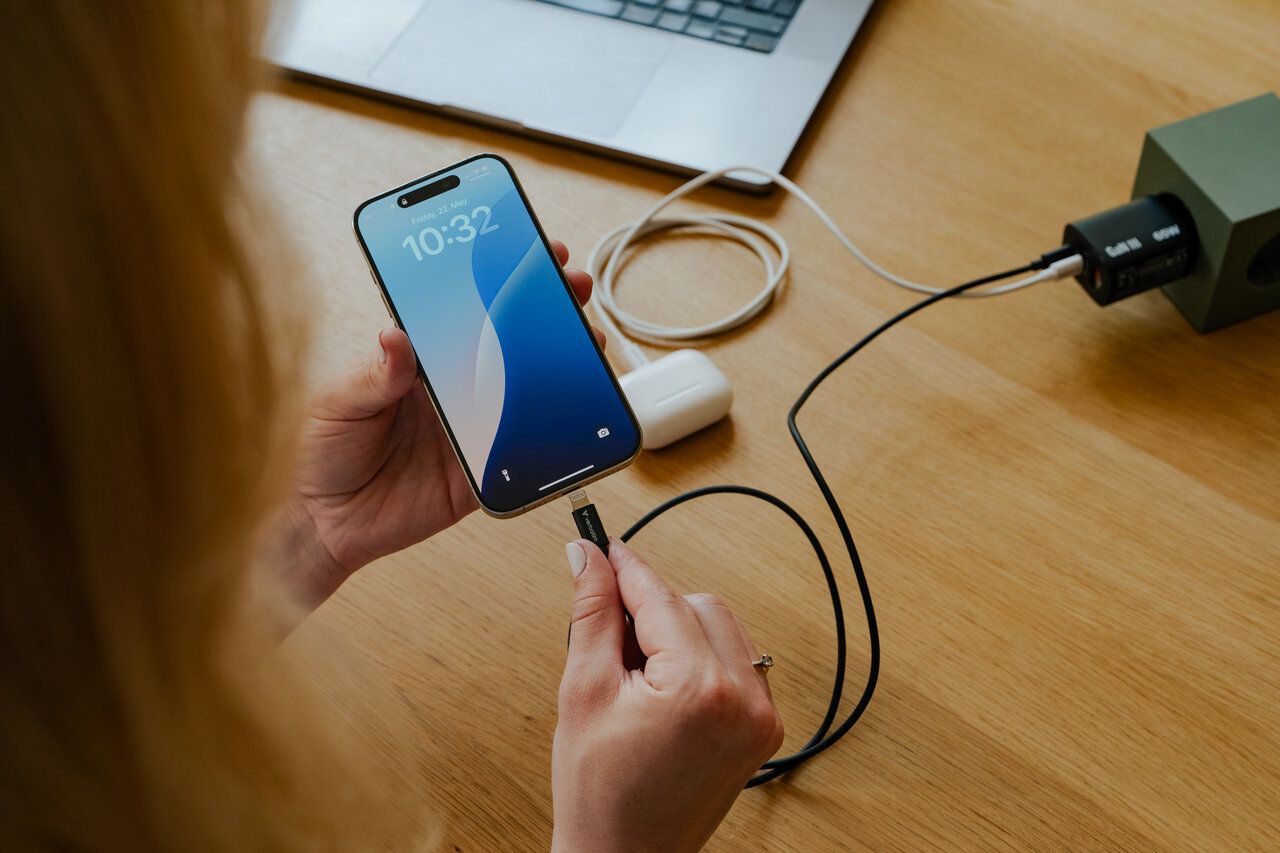 Verbatim Essentials Sync & Charge USB-C to Lightning 27W Cables 1m 2/pack Black/White