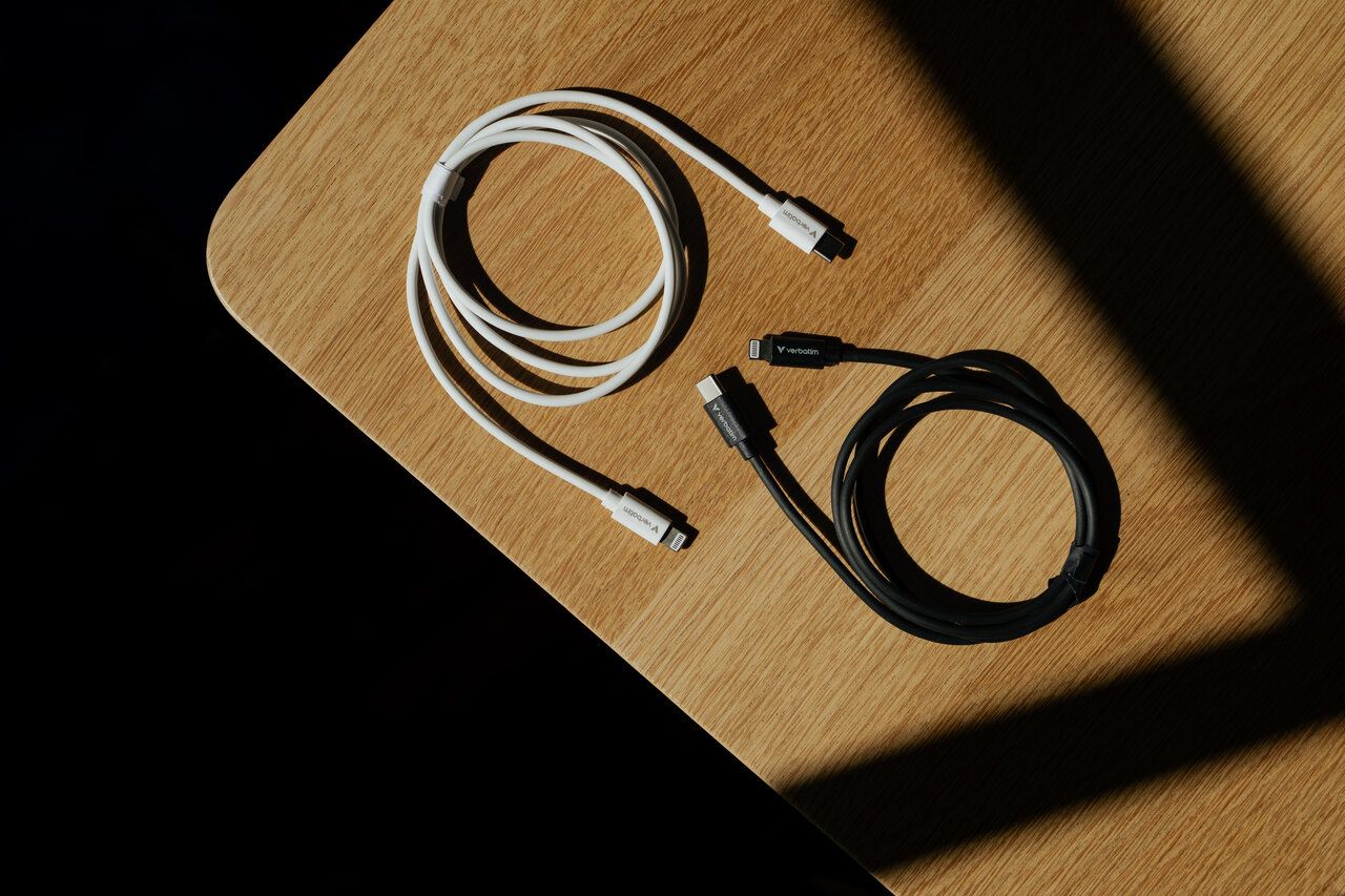 Verbatim Essentials Sync & Charge USB-C to Lightning 27W Cables 1m 2/pack Black/White