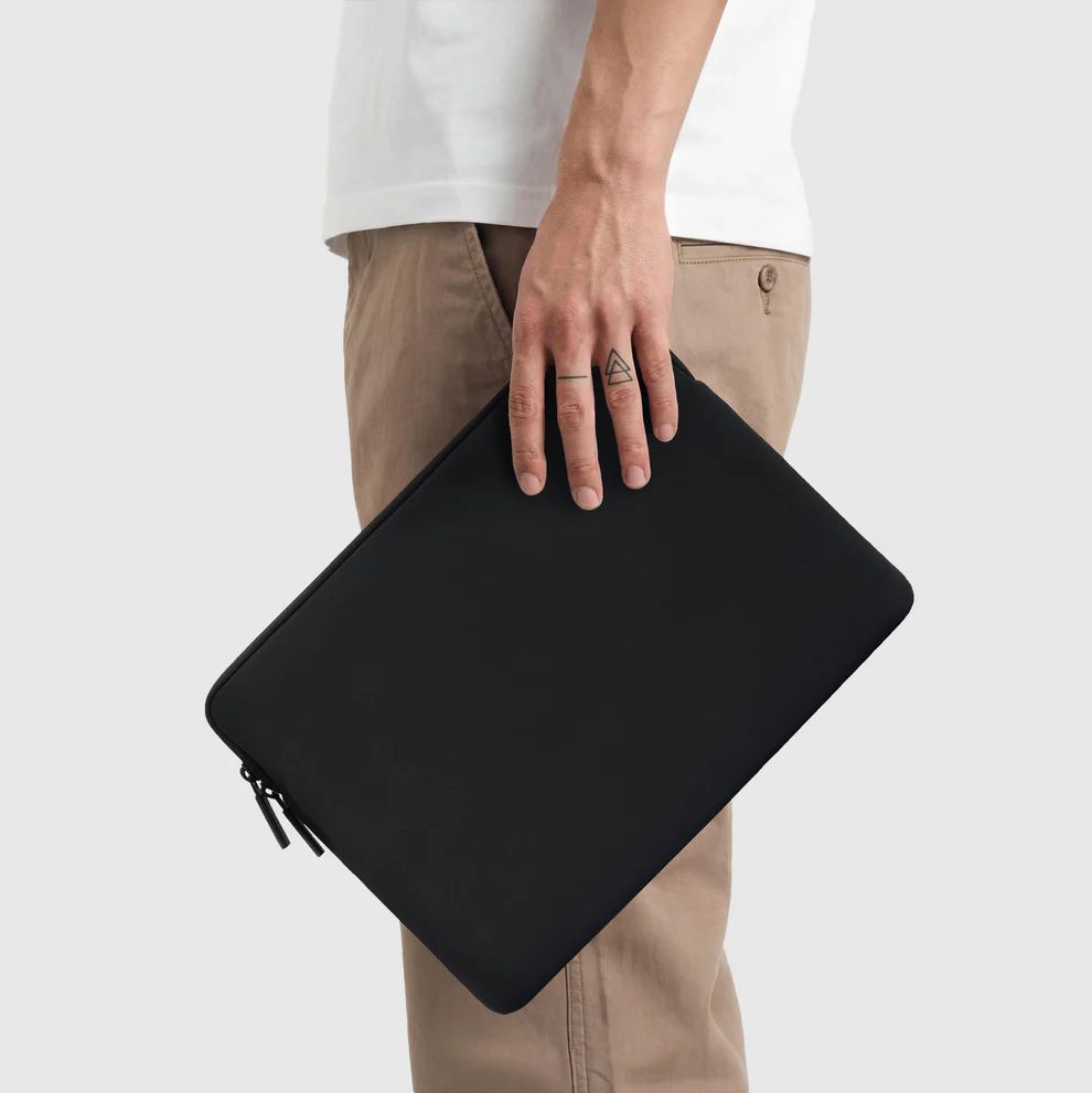 Pipetto Classic Fit Sleeve case for MacBook Pro 16 Black