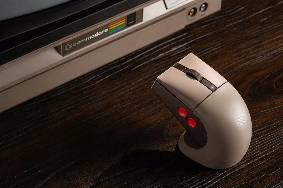 8BitDo Retro R8 Bluetooth Mouse C64 Edition